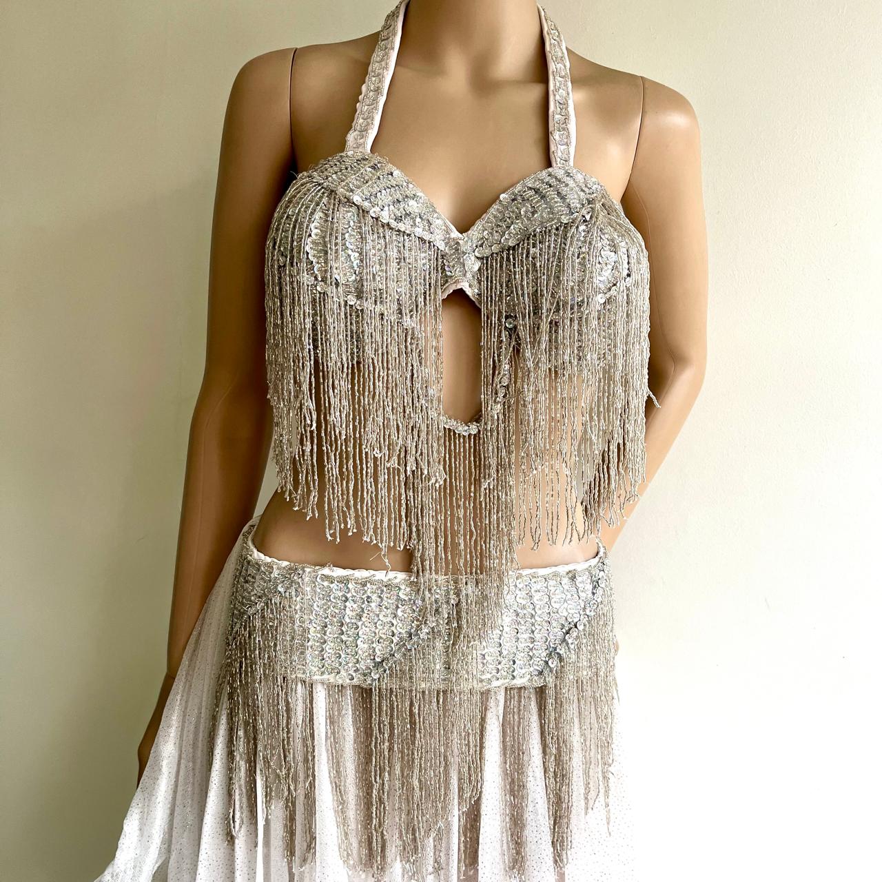 Conjunto plateado con flecos